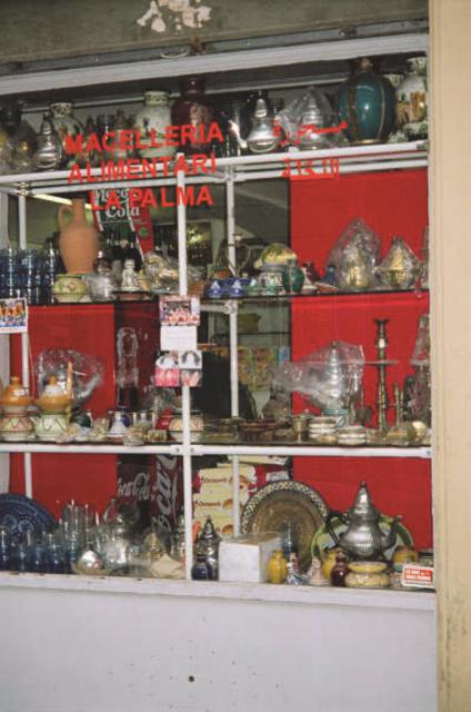 Vetrina di un negozio di immigrati marocchini a Torino